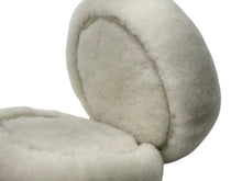 Load image into Gallery viewer, 新品未使用 CHANEL シャネル イヤーマフ ホワイト ファー ココマーク 耳当て ロゴ 白 小物 中古 4c073781