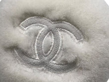 Load image into Gallery viewer, 新品未使用 CHANEL シャネル イヤーマフ ホワイト ファー ココマーク 耳当て ロゴ 白 小物 中古 4c073781