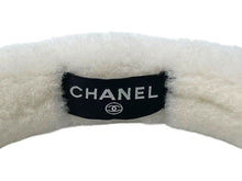 Load image into Gallery viewer, 新品未使用 CHANEL シャネル イヤーマフ ホワイト ファー ココマーク 耳当て ロゴ 白 小物 中古 4c073781