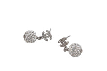 Load image into Gallery viewer, 新品同様 CHANEL シャネル ラインストーン ココマーク ボール ピアス 重量約2g 11P刻印 メタル ロゴ シルバー 両耳用 アクセサリー 中古 4c073802