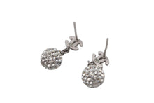 Load image into Gallery viewer, 新品同様 CHANEL シャネル ラインストーン ココマーク ボール ピアス 重量約2g 11P刻印 メタル ロゴ シルバー 両耳用 アクセサリー 中古 4c073802