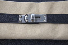 Load image into Gallery viewer, 新品未使用 HERMES エルメス ケリー25 W刻印 2025年購入品 内縫い 黒 トゴ シルバー金具 中古 4c073870