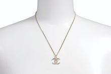 Load image into Gallery viewer, CHANEL シャネル ココマーク ネックレス GP ラインストーン ゴールド金具 ロゴ アクセサリー ジュエリー 08C 5g 美品 中古 4c073913