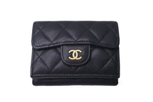Load image into Gallery viewer, CHANEL シャネル 三つ折り財布 クラシックスモールフラップ ココマーク AP0230 マトラッセ ラムスキン ブラック 美品 中古 4c073972