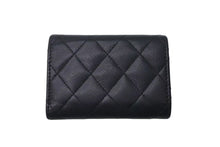 Load image into Gallery viewer, CHANEL シャネル 三つ折り財布 クラシックスモールフラップ ココマーク AP0230 マトラッセ ラムスキン ブラック 美品 中古 4c073972