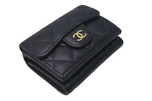 Load image into Gallery viewer, CHANEL シャネル 三つ折り財布 クラシックスモールフラップ ココマーク AP0230 マトラッセ ラムスキン ブラック 美品 中古 4c073972