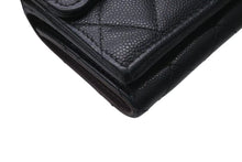 Load image into Gallery viewer, CHANEL シャネル 三つ折り財布 クラシックスモールフラップ ココマーク AP0230 マトラッセ ラムスキン ブラック 美品 中古 4c073972
