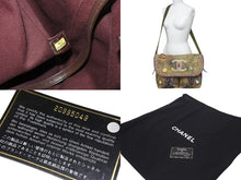 Load image into Gallery viewer, 極美品 CHANEL シャネル エンブロイダリー メッセンジャーバッグ 20番台 グラフィティ カーキ ココマーク A92790 中古 4c073987