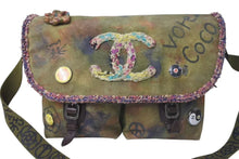 Load image into Gallery viewer, 極美品 CHANEL シャネル エンブロイダリー メッセンジャーバッグ 20番台 グラフィティ カーキ ココマーク A92790 中古 4c073987