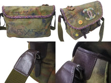 Load image into Gallery viewer, 極美品 CHANEL シャネル エンブロイダリー メッセンジャーバッグ 20番台 グラフィティ カーキ ココマーク A92790 中古 4c073987