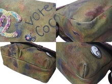 Load image into Gallery viewer, 極美品 CHANEL シャネル エンブロイダリー メッセンジャーバッグ 20番台 グラフィティ カーキ ココマーク A92790 中古 4c073987