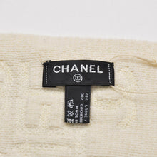 Load image into Gallery viewer, 新品同様 CHANEL シャネル ロゴ刺繍 ココマーク マフラー スカーフ 飛びロゴ マトラッセ柄 ウール カシミヤ アイボリー ゴールド 中古 4c074017