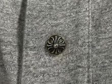 画像をギャラリービューアに読み込む, CHROME HEARTS クロムハーツ ベースボールシャツ サイズS クロスボールボタン レザーロゴパッチ グレー シルバー925 美品 中古 4c074111