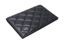 Load image into Gallery viewer, 極美品 CHANEL シャネル パスケース キルティング ココマーク 30番台 イタリア製 レザー ブラック シルバー金具 中古 4c074117