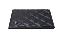 Load image into Gallery viewer, 極美品 CHANEL シャネル パスケース キルティング ココマーク 30番台 イタリア製 レザー ブラック シルバー金具 中古 4c074117