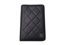 Load image into Gallery viewer, CHANEL シャネル ココマーク 手帳ケース キルティング 13番台 イタリア製 ラムスキン ブラック シルバー金具 美品 中古 4c074118