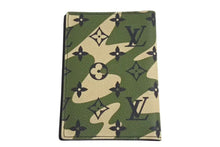 画像をギャラリービューアに読み込む, LOUIS VUITTON ルイヴィトン モノグラモフラージュ クーヴェルテュール パスポール 村上隆 パスポートケース M58027 カモ 美品 中古 4c074163