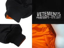 Load image into Gallery viewer, VETEMENTS ヴェトモン デムナ期 ALPHA ボンバージャケット リバーシブル 2017 オレンジ ブラック TA01298076 美品 中古 4c074256