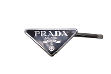 画像をギャラリービューアに読み込む, PRADA プラダトライアングルロゴ メタルヘアクリップ ブラック シルバー金具 中古 1IF051 美品 4c070430