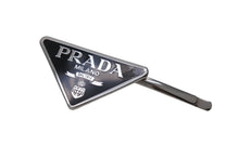 画像をギャラリービューアに読み込む, PRADA プラダトライアングルロゴ メタルヘアクリップ ブラック シルバー金具 中古 1IF051 美品 4c070430
