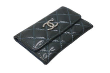 Load image into Gallery viewer, CHANEL シャネル ブリリアント マトラッセ コインケース カードケース ココマーク 14番台 エナメルレザー カーキ 美品 中古 4c074335