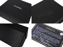 Load image into Gallery viewer, 極美品 CHANEL シャネル エンブロイダリー グラフィティ ショルダーバッグ A92789 ココマーク 20番台 カーキ 中古 4c074344