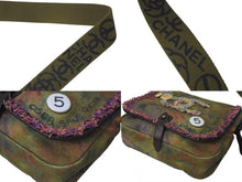 Load image into Gallery viewer, 極美品 CHANEL シャネル エンブロイダリー グラフィティ ショルダーバッグ A92789 ココマーク 20番台 カーキ 中古 4c074344