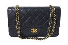 Load image into Gallery viewer, CHANEL シャネル マトラッセ25 Wフラップ Wチェーンショルダーバッグ 4番台 ラムスキン ココマーク ブラック ゴールド金具 美品 中古 4c074354