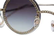 Load image into Gallery viewer, CHANEL シャネル 3連チェーン サングラス パール レザー ブラック レザー GP メタル OCH4245 ゴールド金具 中古 4c074460