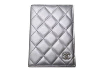 Load image into Gallery viewer, CHANEL シャネル Metallic Passport Holder メタリック パスポート ホルダー シルバー 14番台 美品 中古 4c074493