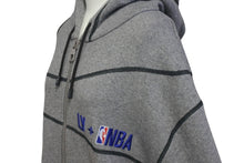 Load image into Gallery viewer, 極美品 LOUISVUITTON ルイヴィトン 21AW NBA ロゴ刺繍 パーカー RM211M ZMG HKY03W グレー ブルー レッド サイズXXL 中古 4c074608