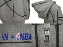 Load image into Gallery viewer, 極美品 LOUISVUITTON ルイヴィトン 21AW NBA ロゴ刺繍 パーカー RM211M ZMG HKY03W グレー ブルー レッド サイズXXL 中古 4c074608