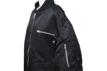 Load image into Gallery viewer, 極美品 sacai サカイ MA-1 ジャケット 21-02523M サイズ3 ブラック ナイロン 切り返しデザイン 21SS 中古 4c074758