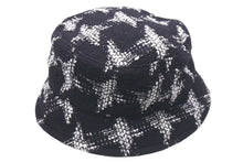 Load image into Gallery viewer, CHANEL シャネル バケットハット ツイード 帽子 サイズL ロゴ刺繍 ブラック ホワイト コットン 美品 中古 4c074797