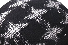 Load image into Gallery viewer, CHANEL シャネル バケットハット ツイード 帽子 サイズL ロゴ刺繍 ブラック ホワイト コットン 美品 中古 4c074797