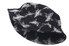 Load image into Gallery viewer, CHANEL シャネル バケットハット ツイード 帽子 サイズL ロゴ刺繍 ブラック ホワイト コットン 美品 中古 4c074797