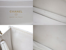 Load image into Gallery viewer, CHANEL シャネル チェーンウォレット ショルダーバッグ ココマーク ホワイト ラムスキン ランダム番台 ゴールド金具 美品 中古 4c074826