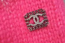 Load image into Gallery viewer, CHANEL シャネル モールニット カシミヤセーター P71555K10324 サイズ34 ココマーク プレート ラインストーン ピンク 美品 中古 4c074849