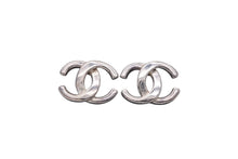 Load image into Gallery viewer, CHANEL シャネル ココマーク ピアス 重量約3g 01P刻印 メタル ロゴ シルバー 両耳用 アクセサリー 美品 中古 4c074871