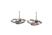 Load image into Gallery viewer, CHANEL シャネル ココマーク ピアス 重量約3g 01P刻印 メタル ロゴ シルバー 両耳用 アクセサリー 美品 中古 4c074871