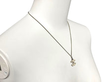 Load image into Gallery viewer, 極美品 CHANEL シャネル 両面ココマーク ネックレス アクセサリー 07v刻印 メタル シルバー アイボリー 中古 4c074883
