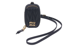 極美品 MIUMIU ミュウミュウ 23FW AirPodsケース ミニポーチ MATELASSE マテラッセレザー ブラック ゴールド金具 中古 4c074891