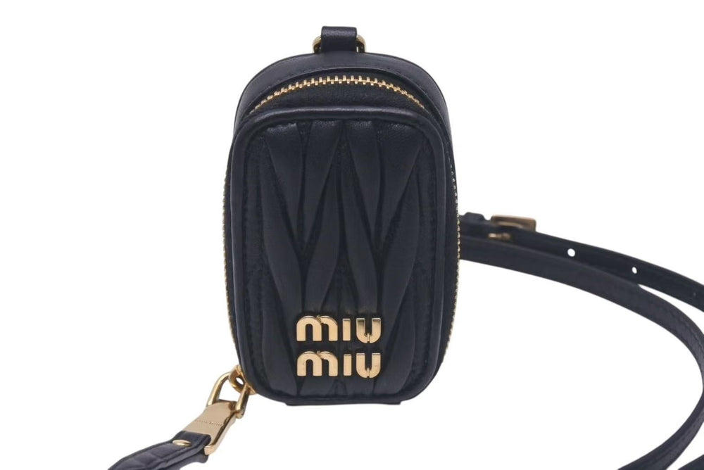 極美品 MIUMIU ミュウミュウ 23FW AirPodsケース ミニポーチ MATELASSE マテラッセレザー ブラック ゴールド金具 中古 4c074891