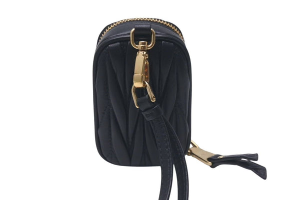 極美品 MIUMIU ミュウミュウ 23FW AirPodsケース ミニポーチ MATELASSE マテラッセレザー ブラック ゴールド金具 中古 4c074891