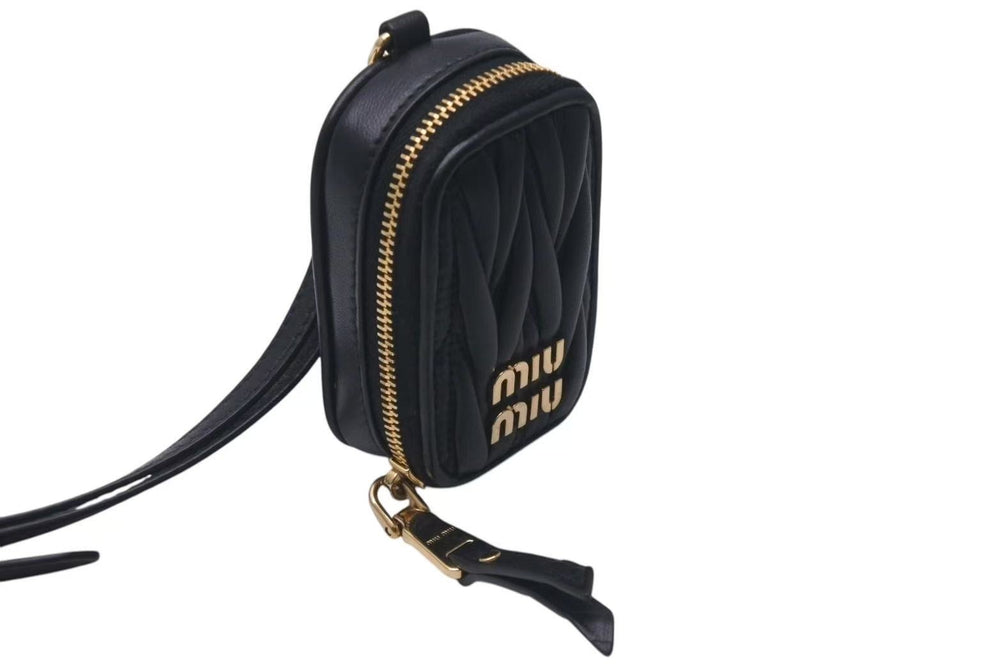 極美品 MIUMIU ミュウミュウ 23FW AirPodsケース ミニポーチ MATELASSE マテラッセレザー ブラック ゴールド金具 中古 4c074891