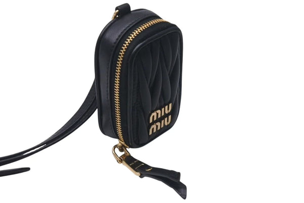 極美品 MIUMIU ミュウミュウ 23FW AirPodsケース ミニポーチ MATELASSE マテラッセレザー ブラック ゴールド金具 中古 4c074891