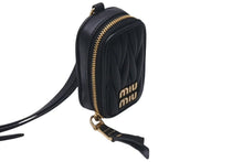 Load image into Gallery viewer, 極美品 MIUMIU ミュウミュウ 23FW AirPodsケース ミニポーチ MATELASSE マテラッセレザー ブラック ゴールド金具 中古 4c074891