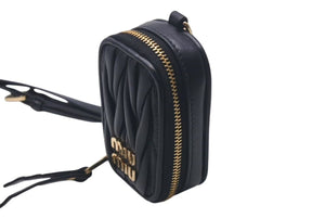 極美品 MIUMIU ミュウミュウ 23FW AirPodsケース ミニポーチ MATELASSE マテラッセレザー ブラック ゴールド金具 中古 4c074891