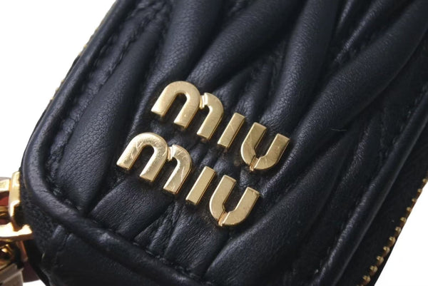 極美品 MIUMIU ミュウミュウ 23FW AirPodsケース ミニポーチ MATELASSE マテラッセレザー ブラック ゴールド金具 中古 4c074891
