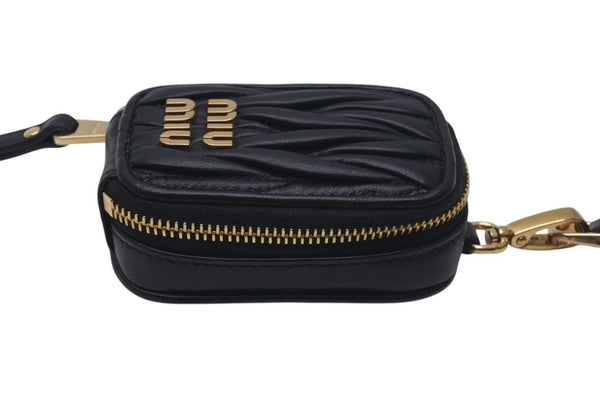 極美品 MIUMIU ミュウミュウ 23FW AirPodsケース ミニポーチ MATELASSE マテラッセレザー ブラック ゴールド金具 中古 4c074891